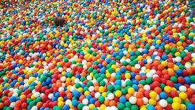 Bunter Plastikballkinderspielplatz stockbild Bunter Plastikballkinderspielplatz stockbild
