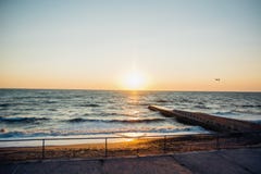 Bunter Sonnenuntergang über dem Meer lizenzfreie stockbilder Bunter Sonnenuntergang über dem Meer lizenzfreie stockbilder
