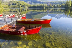 Buntes hölzernes Boot auf Gebirgssee Strbske Pleso Slovaki lizenzfreie stockbilder Buntes hölzernes Boot auf Gebirgssee Strbske Pleso Slovaki lizenzfreie stockbilder