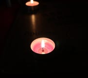 Buntes Kerzenlicht macht die richtige Atmosphäre lizenzfreie stockbilder Buntes Kerzenlicht macht die richtige Atmosphäre lizenzfreie stockbilder