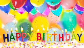 Buon compleanno illuminato candele sugli aerostati variopinti immagine stock libera da diritti Buon compleanno illuminato candele sugli aerostati variopinti immagine stock libera da diritti