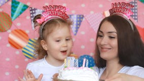 Buon compleanno La madre e la figlia spegne le candele sul dolce al partito e fanno un desiderio La mamma si congratula, abbracci archivi video Buon compleanno La madre e la figlia spegne le candele sul dolce al partito e fanno un desiderio La mamma si congratula, abbracci archivi video