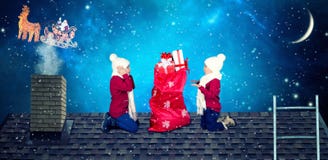 Buon Natale e feste felici! I bambini aprono una borsa dei regali da Santa Santa ha caduto un sacco dei presente ai piccoli bambi immagini stock Buon Natale e feste felici! I bambini aprono una borsa dei regali da Santa Santa ha caduto un sacco dei presente ai piccoli bambi immagini stock
