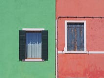 Burano, Venezia,意大利 五颜六色的房子的窗口的细节在Burano海岛 免版税库存图片 Burano, Venezia,意大利 五颜六色的房子的窗口的细节在Burano海岛 免版税库存图片