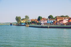Burano, Italia, 2016, vista della via Vecchie città e barche ` s un tra immagini stock Burano, Italia, 2016, vista della via Vecchie città e barche ` s un tra immagini stock