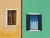 Burano, Venezia, Włochy Szczegóły okno kolorowi domy w Burano wyspie zdjęcie stock Burano, Venezia, Włochy Szczegóły okno kolorowi domy w Burano wyspie zdjęcie stock