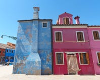 Burano, Venezia, Włochy Ulica z kolorowymi domami w Burano wyspie obraz stock Burano, Venezia, Włochy Ulica z kolorowymi domami w Burano wyspie obraz stock