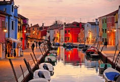 Burano wyspy malownicza ulica z małymi barwionymi domami, turyści na ulicznych i pięknych wodnych odbiciach na cana obraz stock Burano wyspy malownicza ulica z małymi barwionymi domami, turyści na ulicznych i pięknych wodnych odbiciach na cana obraz stock
