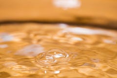 Burbujas brillantes en la superficie del agua coloreada de naranja imágenes de archivo libres de regalías Burbujas brillantes en la superficie del agua coloreada de naranja imágenes de archivo libres de regalías