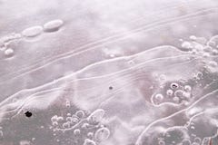 Burbujas congeladas en cierre del hielo para arriba fotos de archivo Burbujas congeladas en cierre del hielo para arriba fotos de archivo