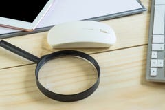 Bureau avec l'espace de copie Les dispositifs de Digital clavier et souris sans fil sur la table de bureau avec le bloc-notes, vo images libres de droits Bureau avec l'espace de copie Les dispositifs de Digital clavier et souris sans fil sur la table de bureau avec le bloc-notes, vo images libres de droits