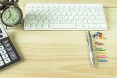 Bureau avec l'espace de copie Les dispositifs de Digital clavier et souris sans fil sur la table de bureau avec le bloc-notes, vo image stock Bureau avec l'espace de copie Les dispositifs de Digital clavier et souris sans fil sur la table de bureau avec le bloc-notes, vo image stock