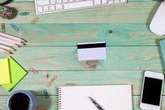 Bureaulijst met laptop Online het winkelen concept Royalty-vrije Stock Foto Bureaulijst met laptop Online het winkelen concept Royalty-vrije Stock Foto