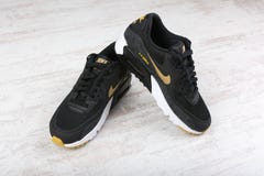 BURGAS BUŁGARIA, GRUDZIEŃ, - 29, 2016: Nike Wietrzy MAX kobiet ` s buty - sneakers w czerni, na białym drewnianym tle Obraz Royalty Free BURGAS BUŁGARIA, GRUDZIEŃ, - 29, 2016: Nike Wietrzy MAX kobiet ` s buty - sneakers w czerni, na białym drewnianym tle Obraz Royalty Free