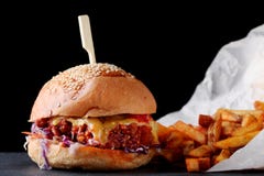 Burger frisch und geschmackvoll auf dunklem Hintergrund Organischer Burger stockfotos Burger frisch und geschmackvoll auf dunklem Hintergrund Organischer Burger stockfotos