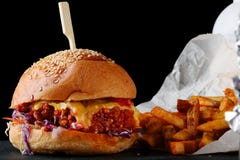 Burger frisch und geschmackvoll auf dunklem Hintergrund Organischer Burger lizenzfreie stockfotos Burger frisch und geschmackvoll auf dunklem Hintergrund Organischer Burger lizenzfreie stockfotos