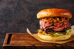 Burger Pastrami με τα τεμαχισμένα δαχτυλίδια τηγανητών βόειου κρέατος και κρεμμυδιών ψητού στοκ φωτογραφία με δικαίωμα ελεύθερης χρήσης Burger Pastrami με τα τεμαχισμένα δαχτυλίδια τηγανητών βόειου κρέατος και κρεμμυδιών ψητού στοκ φωτογραφία με δικαίωμα ελεύθερης χρήσης