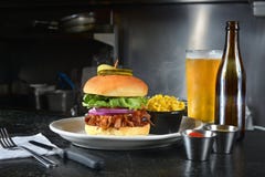 Burger και μπύρα στηθών βόειου κρέατος στοκ φωτογραφίες Burger και μπύρα στηθών βόειου κρέατος στοκ φωτογραφίες