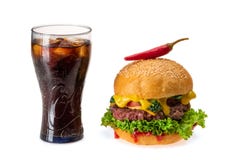 Burger με το πιπέρι τσίλι και το γυαλί του κρύου κοκ στοκ εικόνα με δικαίωμα ελεύθερης χρήσης Burger με το πιπέρι τσίλι και το γυαλί του κρύου κοκ στοκ εικόνα με δικαίωμα ελεύθερης χρήσης