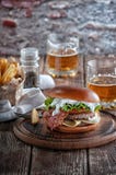 Burger πιάνων με το μπέϊκον και cutlet με το τυρί, ντομάτα, πράσινα στοκ φωτογραφία με δικαίωμα ελεύθερης χρήσης Burger πιάνων με το μπέϊκον και cutlet με το τυρί, ντομάτα, πράσινα στοκ φωτογραφία με δικαίωμα ελεύθερης χρήσης