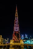 Burj Khalifa alla notte durante lo spettacolo di luci, Dubai fotografia stock libera da diritti Burj Khalifa alla notte durante lo spettacolo di luci, Dubai fotografia stock libera da diritti