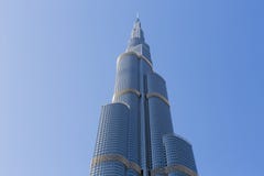 Burj Khalifa avec le ciel bleu clair à Dubaï, le bâtiment le plus grand du monde photo libre de droits Burj Khalifa avec le ciel bleu clair à Dubaï, le bâtiment le plus grand du monde photo libre de droits