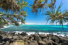 Burleigh se dirige un temps clair regardant vers le paradis de surfers sur la Gold Coast photographie stock libre de droits Burleigh se dirige un temps clair regardant vers le paradis de surfers sur la Gold Coast photographie stock libre de droits