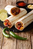Burrito grillé délicieux bourré du boeuf haché, haricots, maïs, photos stock Burrito grillé délicieux bourré du boeuf haché, haricots, maïs, photos stock
