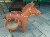 Burro de cerámica en el piso en el centro turístico plano, Pernambuco, el Brasil fotos de archivo Burro de cerámica en el piso en el centro turístico plano, Pernambuco, el Brasil fotos de archivo