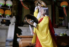 Busan, 4 Korea-Mei, 2017: Godsdienstige Uitvoerders bij Samgwangsa-Tempel stock fotografie Busan, 4 Korea-Mei, 2017: Godsdienstige Uitvoerders bij Samgwangsa-Tempel stock fotografie