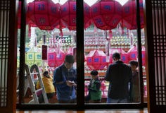 Busan, 4 Korea-Mei, 2017: Samgwangsatempel met lantaarns wordt verfraaid die stock foto Busan, 4 Korea-Mei, 2017: Samgwangsatempel met lantaarns wordt verfraaid die stock foto