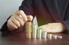 Busineeman ha messo i soldi sul porcellino salvadanaio sullo scrittorio Immagine Stock Libera da Diritti Busineeman ha messo i soldi sul porcellino salvadanaio sullo scrittorio Immagine Stock Libera da Diritti