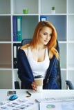 Business Portrait de femme d'affaires avec les cheveux rouges Jeune fille S images libres de droits Business Portrait de femme d'affaires avec les cheveux rouges Jeune fille S images libres de droits