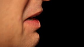 Businessmansmond die, extreem close-up spreken stock videobeelden Businessmansmond die, extreem close-up spreken stock videobeelden