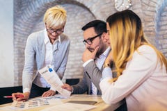 Businesspeople που επιλέγει τη φωτογραφία πορτρέτου υποψηφίων για τη μίσθωση στην εργασία στοκ εικόνες με δικαίωμα ελεύθερης χρήσης Businesspeople που επιλέγει τη φωτογραφία πορτρέτου υποψηφίων για τη μίσθωση στην εργασία στοκ εικόνες με δικαίωμα ελεύθερης χρήσης
