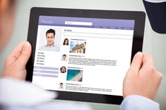 Businessperson gebruikend digitale tablet stock foto's Businessperson gebruikend digitale tablet stock foto's