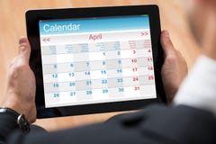 Businessperson Looking At Calendar op Digitale Tablet stock foto's Businessperson Looking At Calendar op Digitale Tablet stock foto's