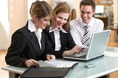Businessteam au travail dans le bureau photographie stock Businessteam au travail dans le bureau photographie stock