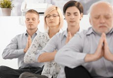 Businessteam die yogaoefening doet royalty-vrije stock foto Businessteam die yogaoefening doet royalty-vrije stock foto
