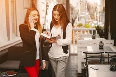 businesswomen image libre de droits businesswomen image libre de droits