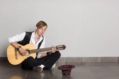Busker που παίζει την κιθάρα του Στοκ Φωτογραφία Busker που παίζει την κιθάρα του Στοκ Φωτογραφία