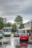 Buss och bilar på en översvämmad gata royaltyfri bild Buss och bilar på en översvämmad gata royaltyfri bild