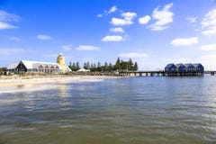 Busseltonpier dichtbij Margaret River Australia zoals die van strandkust tegen blauwe hemel wordt gezien royalty-vrije stock foto Busseltonpier dichtbij Margaret River Australia zoals die van strandkust tegen blauwe hemel wordt gezien royalty-vrije stock foto