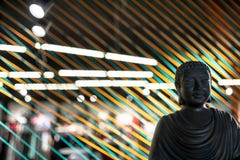 Busto de Buda en interior iluminado con las líneas coloridas instalación de las cuerdas fotografía de archivo Busto de Buda en interior iluminado con las líneas coloridas instalación de las cuerdas fotografía de archivo