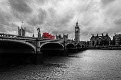 Busüberfahrt zentrales London während eines grauen Tages stockfotografie Busüberfahrt zentrales London während eines grauen Tages stockfotografie