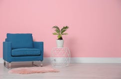 Butaca cómoda cerca de la pared del color Fotografía de archivo libre de regalías Butaca cómoda cerca de la pared del color Fotografía de archivo libre de regalías