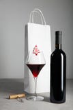Butelka czerwone wino jako Bo?enarodzeniowa tera?niejszo?? ?wi?teczna uczta zdjęcia royalty free Butelka czerwone wino jako Bo?enarodzeniowa tera?niejszo?? ?wi?teczna uczta zdjęcia royalty free