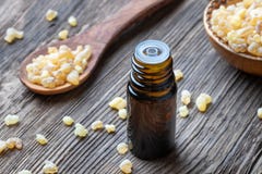 Butelka frankincense istotny olej z frankincense żywicą zdjęcie stock Butelka frankincense istotny olej z frankincense żywicą zdjęcie stock