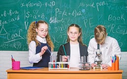 butelki chemii puste ma?y sprz?t ucznie robi biologii eksperymentuj? z mikroskopem w lab Ma?e dzieci uczy si? chemi? wewn?trz obrazy royalty free butelki chemii puste ma?y sprz?t ucznie robi biologii eksperymentuj? z mikroskopem w lab Ma?e dzieci uczy si? chemi? wewn?trz obrazy royalty free
