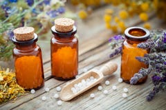 Butelki homeopatyczne globula i leczniczy ziele Homeopatii medycyna obraz stock Butelki homeopatyczne globula i leczniczy ziele Homeopatii medycyna obraz stock